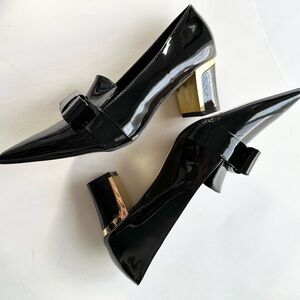 PATENT Chic Elegant Black Pump Bow Pointed Toe Gold Accent New Sz 38 7.5